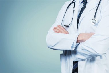 arka plan üzerinde stetoskop ile genç doktor 