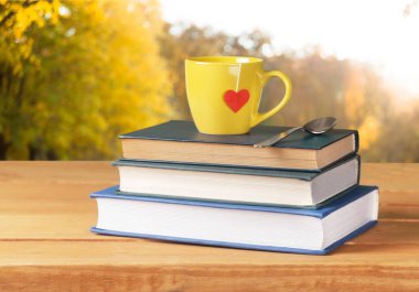 Kitap ve fincan kahve, eğitim ve öğrenme arka plan yığını