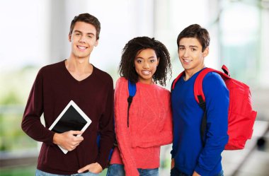 üç gülümseyen öğrenci, eğitim konsepti