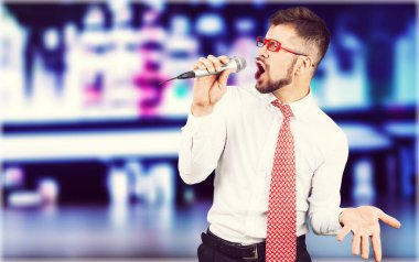 Komik stil sahibi iş adamı gri arka planda şarkı söylüyor