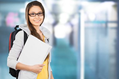 Sırt çantalı gülümseyen genç bir kadının portresi