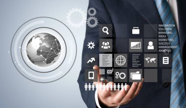 arka plan dijital simgeleri ile işadamı 