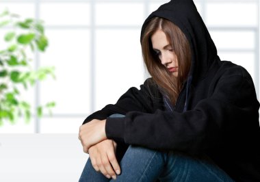 Arka planda ağlayan genç bir kadın