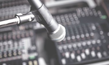 Bulanık arkaplanda modern mikrofon 