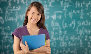 Gülümseyen genç bir kız öğrencinin portresi 