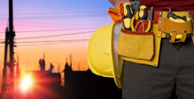 Arka planda alet kemeri olan adam, kapat