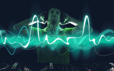 Kulaklıklı kendinden emin genç DJ portresi