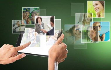 teknoloji, internet, televizyon ve sanal ekran kavramı - adam video ile sanal ekranda düğmeye basıyor