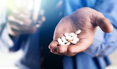 Elinde haplar olan genç bir adama yaklaş.