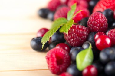 Arka planda taze meyveler