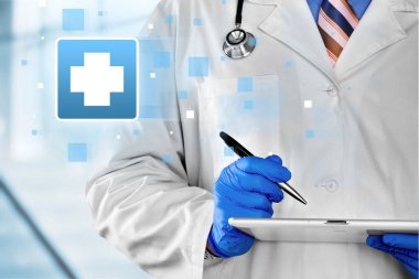 Hastanedeki doktor tabletle çalışıyor.