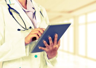 doktor dijital tablet tutuyor