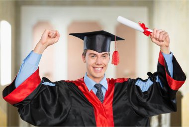 Diplomalı genç ve mutlu bir adam. 