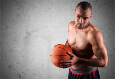 Arka planda basketbol oyuncusu