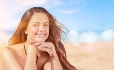 Sahilde güzel bir kadın