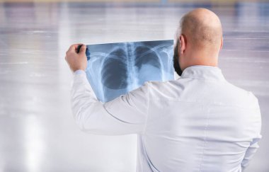 erkek Doktor Röntgen incelenmesi