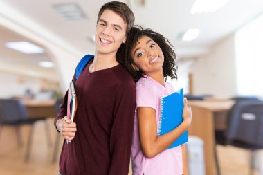 Sınıfta duran mutlu öğrencilerin portresi