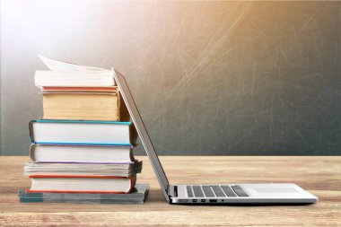 Kitap ve dizüstü bilgisayar yığını, modern eğitim arka plan