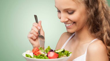 mutlu kadın taze salata yemek