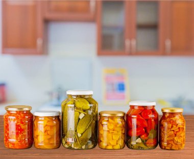 Saklı meyve ve sebzelerle dolu kavanozlar