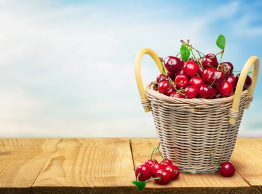 Arka planda bir sepet kiraz