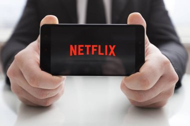 Akıllı telefonu metin ile tutan işadamı: yardım