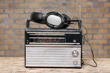 Masada kulaklık lı eski radyo