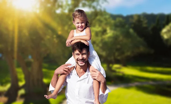 Pai Feliz Sua Filha Parque Verão — Fotografia de Stock