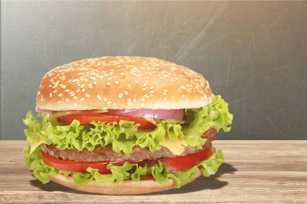 Leckerer Hamburger Auf Holztisch — Stockfoto