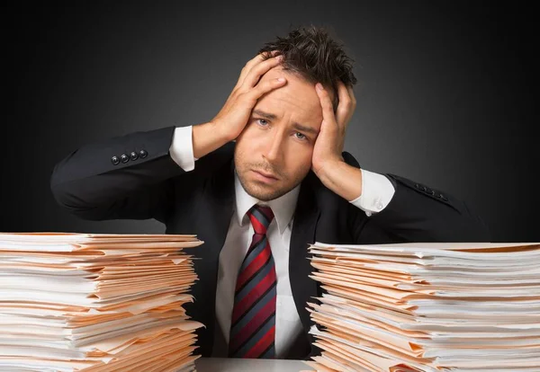 Wyczerpany Pracownik Biurowy Spoczywa Folderach — Zdjęcie stockowe