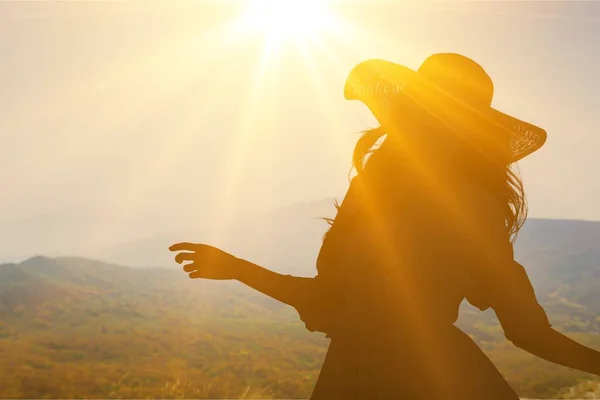 Silhouette Einer Frau Auf Naturhintergrund — Stockfoto