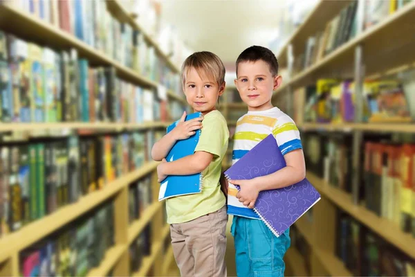 Małe Dzieci Trzymające Książki Bibliotece Edukacja Dzieci — Zdjęcie stockowe