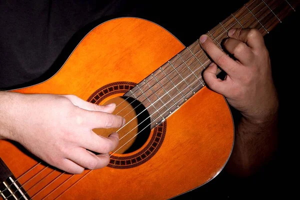 Руки Человека Играющего Акустической Гитаре — стоковое фото