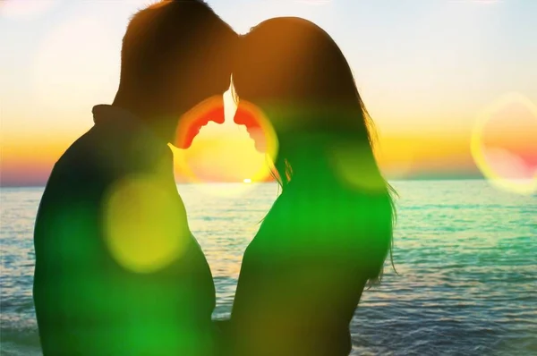 Romantisch Koppel Aan Zee Bij Zonsondergang — Stockfoto
