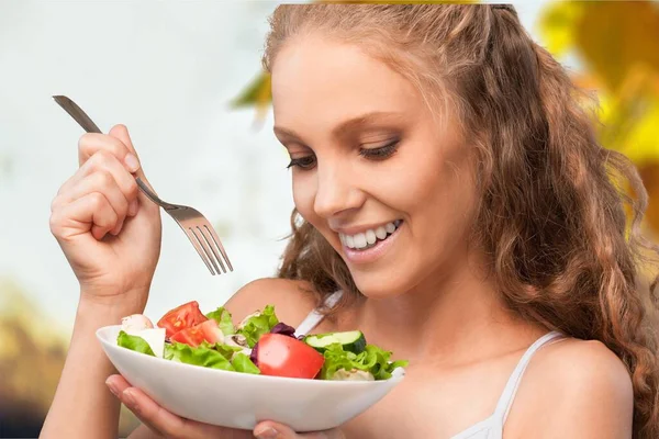 Mujer Joven Comiendo Ensalada Cocina —  Fotos de Stock