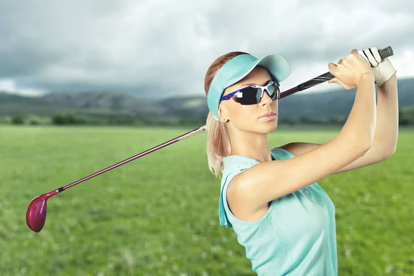 Jovem Bela Mulher Jogar Golfe Jogo — Fotografia de Stock