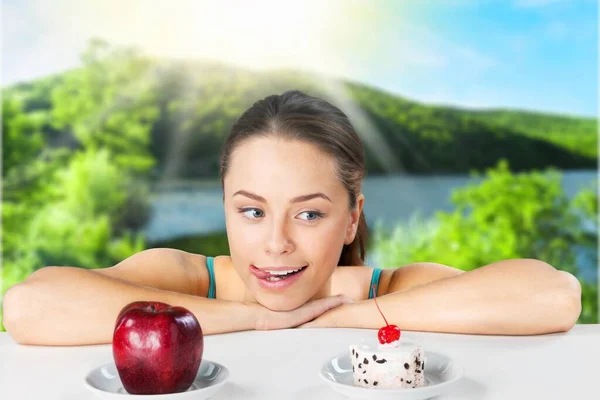 Una Mujer Decide Comer Manzana Pastel — Foto de Stock