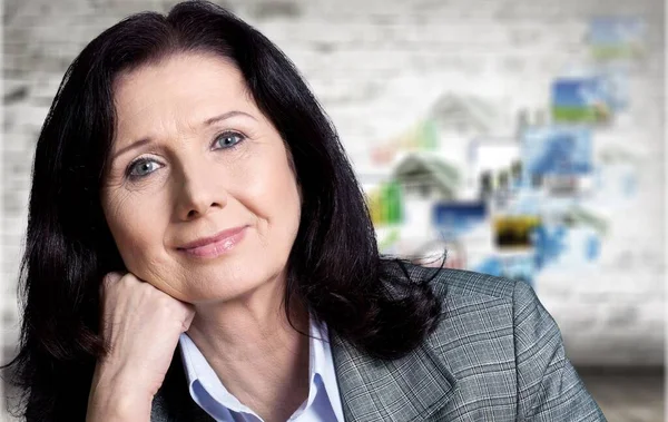 Retrato Una Mujer Negocios Sonriendo Cámara —  Fotos de Stock