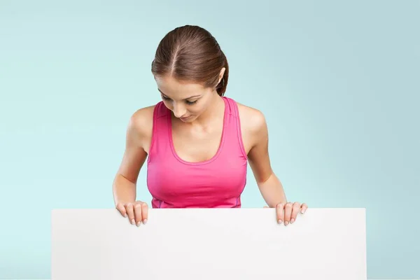 Junge Frau Mit Einer Leeren Plakatwand — Stockfoto