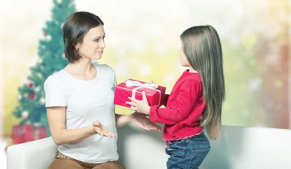 Kleines Mädchen Gibt Ihrer Mutter Weihnachtsgeschenk — Stockfoto