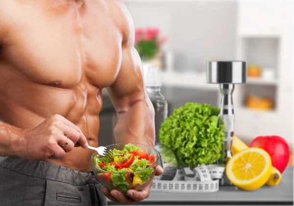 Homem Bonito Com Corpo Muscular Comer Legumes — Fotografia de Stock