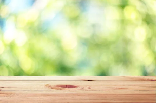 背景がぼやけている空の木製のテーブル — ストック写真