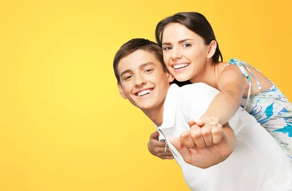 Casal Feliz Fundo Amarelo — Fotografia de Stock