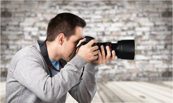 Jovem Fotógrafo Com Câmera Profissional — Fotografia de Stock