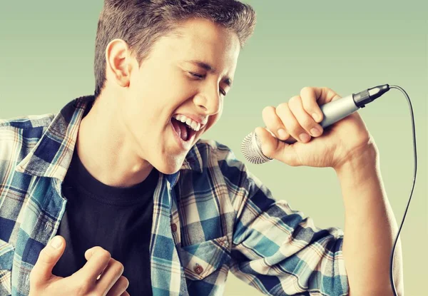 Молодой Человек Поет Микрофоне Изолированы Заднем Плане — стоковое фото