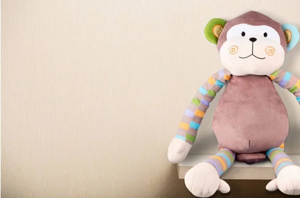 선반에 귀여운 원숭이 장난감 — 스톡 사진
