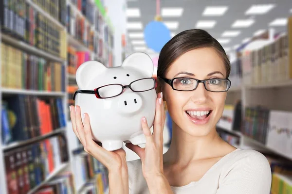 Jong Gelukkig Vrouw Holding Varkentje Bank — Stockfoto