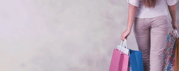 Mujer joven con bolsas de compras — Foto de Stock