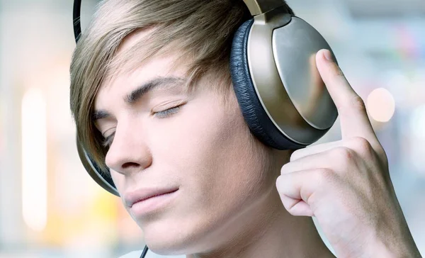 Young Man Listening Music Looking Close Ups Headphones — Φωτογραφία Αρχείου