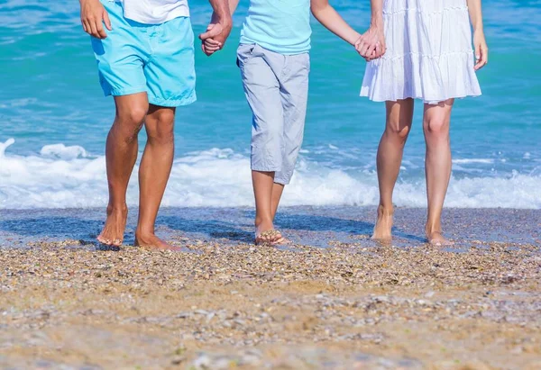 Strand Flitterwochen Händchenhalten — Stockfoto